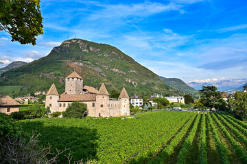 Schloss Maretsch / Castel Mareccio mit Apfelplantage und Hörtenberg im Hintergrund bei blauem...