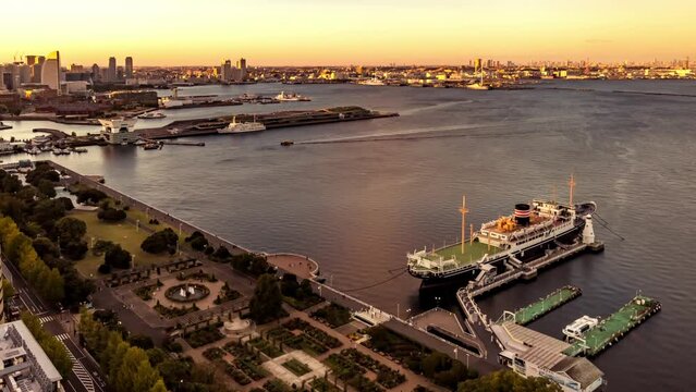 横浜港と山下公園の夕暮れ風景（4K）01：固定