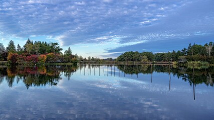 Fototapeta na wymiar 長野県・茅野市 秋の朝の蓼科湖の風景