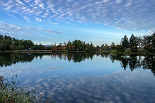 長野県・茅野市 秋の朝の蓼科湖の風景