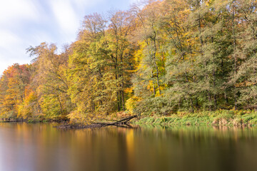 Flussufer im Herbst, Langzeitbelichtung