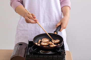 椎茸を料理する女性　Cooking
