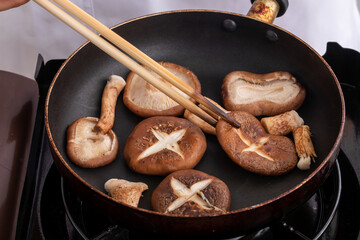 椎茸とフライパン　mushroom