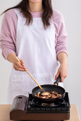 椎茸を料理する女性　Cooking
