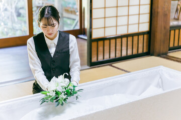 納棺をする葬儀スタッフ（納棺師・女性）
