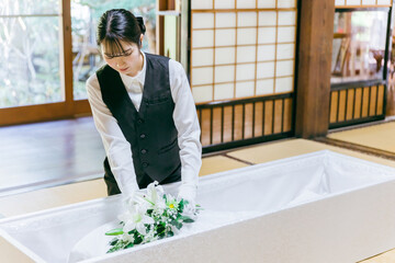 納棺をする葬儀スタッフ（納棺師・女性）
