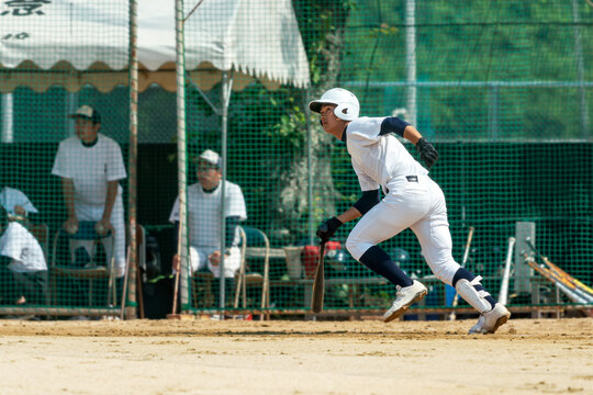 ヒットを打ち一塁に向かって走り出すバッター（高校野球）