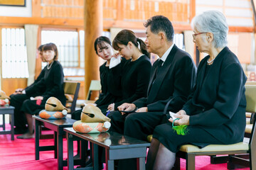 お葬式に参列して号泣する遺族
