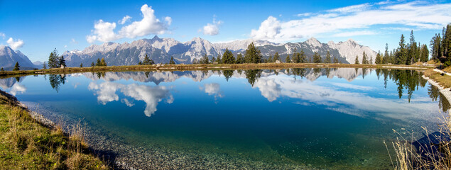 Der Kaltwassersee in Seefeld/Tirol. Die Berge und die Wolken spiegeln sich im kalten klaren Wasser...