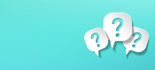 Question mark with speech bubble on blue background - obrazy, fototapety, plakaty