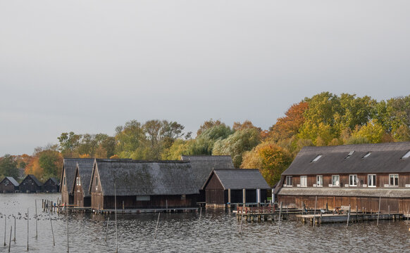Alte Bootshäuser in Röbel an der Müritz im Herbst