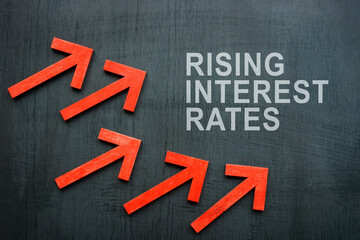 Inscription rising interest rates and red arrows.