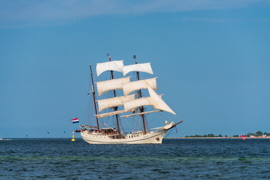 Kiel, Deutschland, Juli 2019 Die Bark "Artemis" urspr&uuml;ngleich in Norwegen als Wahlf&auml;nger gebaut, heute ein Traditionssegler vor Laboe unter Segeln in die Kieler F&ouml;rde