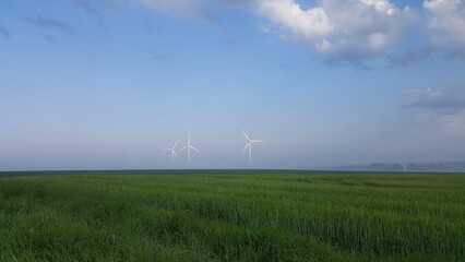 Fototapeta na wymiar Mirage d’éoliennes 