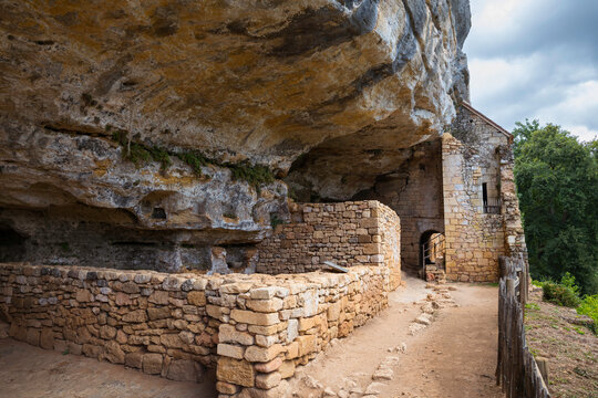 The Maison Forte de Reignac house in the rocks in the dordogne