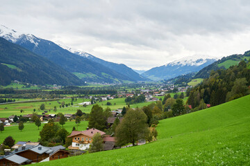 Fototapeta premium Alpenlandschaft mit Blick auf den Ort Uttendorf