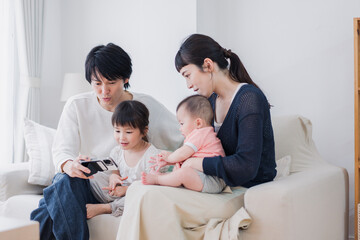 Obraz premium 家族団らんの時間を過ごす家族