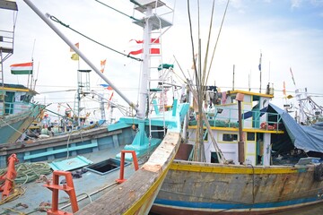 Fototapeta na wymiar fishing boats in port