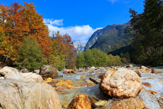 Soca Tal in Slowenien im Herbst