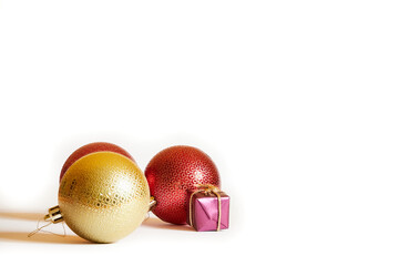 red and gold christmas balls with golden ribbon isolated on white wallpaper background