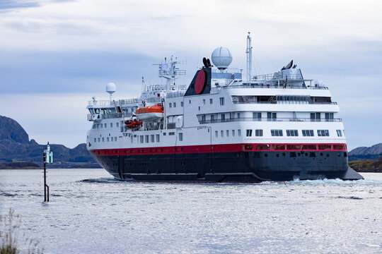 MS "Spitsbergen" is an expedition ship that was originally built in 2009 as a Portuguese car ferry under the name "Atlântida". The ship was bought by Hurtigruten AS in the summer of 2015.