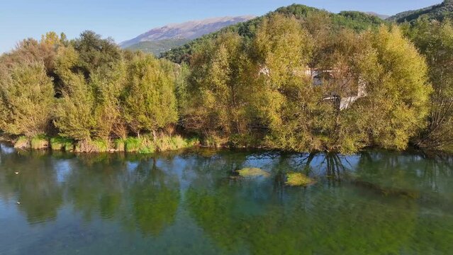 Il lago di Posta Fibreno nel lazio, Italia.
Paesaggio naturale in autunno, 