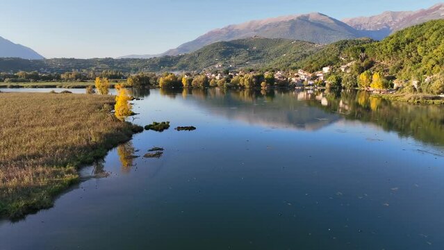 Il lago di Posta Fibreno nel lazio, Italia.
Paesaggio naturale in autunno, 