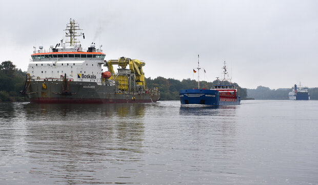 Kabelleger und Frachtschiff im Nord-Ostsee-Kanal 