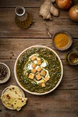 Bol de palak paneer épices tomate et épinard indien avec naans
