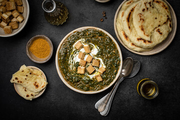 Bol de palak paneer épices tomate et épinard indien avec naans