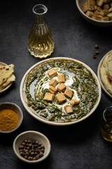 Bol de palak paneer épices tomate et épinard indien avec naans