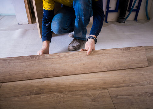 Pose de parquet dans une pi&egrave;ce