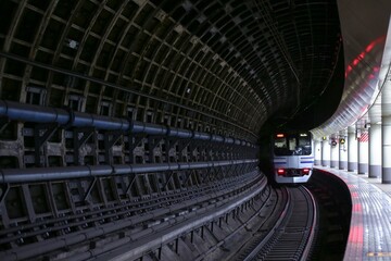 通勤電車 トンネルと横須賀線E217系電車