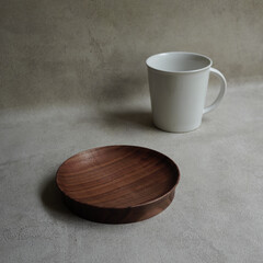 ウォルナット材の木皿とコーヒーカップ