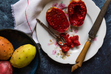 Figue de barbarie coupée en deux sur un assiette à dessert