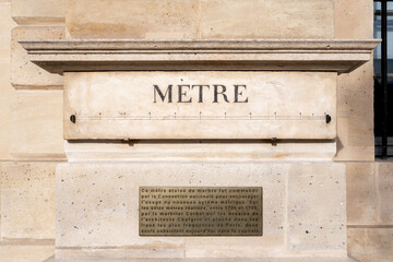 Mètre étalon officiel en marbre gravé, installé Place Vendôme à Paris pendant la révolution française pour introduire le système métrique en France - obrazy, fototapety, plakaty