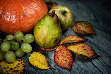 Composition d'automne, nature morte, avec poire, raisin, et citrouille