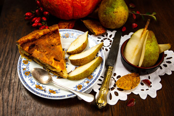 Composition d'automne, nature morte, avec poire, raisin, et citrouille