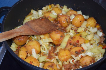 Schwinebaucheintopf mit Kartoffeln und Paprika