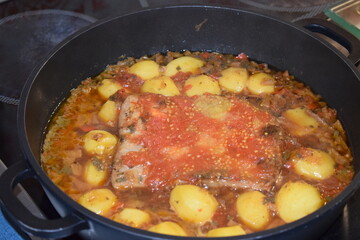 Schwinebaucheintopf mit Kartoffeln und Paprika
