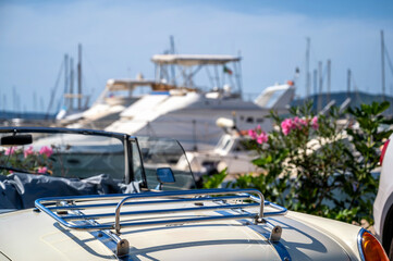 Oldtimer Cabrio am Hafen von Alghero auf Sardinien mit Yachten im Hintergrund