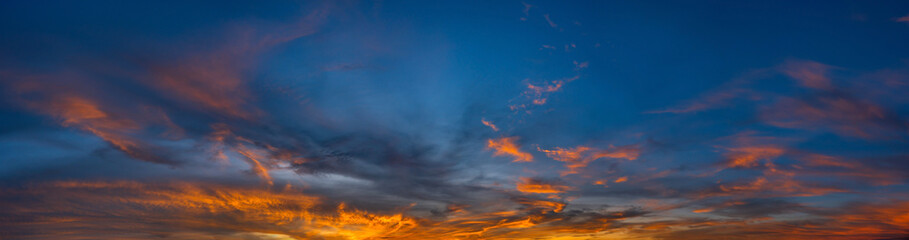 Panorama lebhafter Himmel.Panorama eines Dämmerungssonnenuntergangs und bunter Wolken - Sonnenlicht mit dramatischer Wolke.Panoramic Evening Orange Dark Sky.