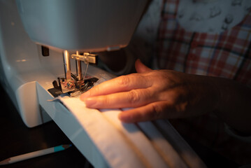 ミシンで縫う女性の手元３ - obrazy, fototapety, plakaty