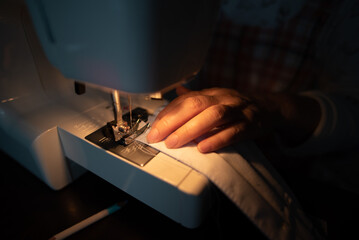 ミシンで縫う女性の手元2 - obrazy, fototapety, plakaty
