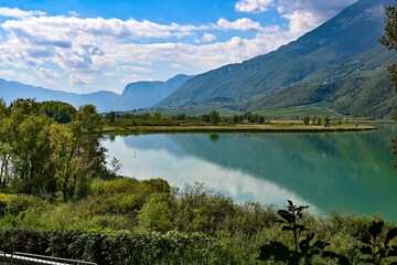 Fototapeta na wymiar Panoramablick auf den Kalterer See / Lago di Caldaro, Kaltern, Provinz Bozen, Südtirol Italien im Sommer