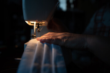ミシンで縫う女性の手元 - obrazy, fototapety, plakaty