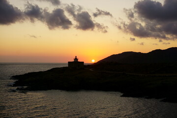 Magico amanecer en el faro Punta Arenella. Llan&ccedil;&agrave;. Costa Brava. Catalu&ntilde;a