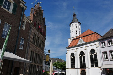 Gotisches Haus und Kirche in Xanten