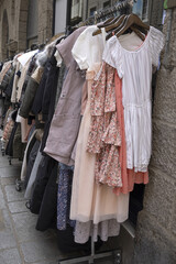 Vêtements sur un portique dans une braderie de rue