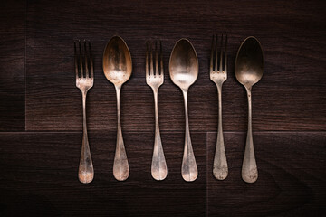 Couverts en argent sur table en bois